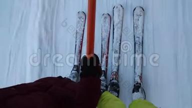 滑雪者乘坐T杆滑雪电梯，将滑雪者拉至坡顶.. 近距离滑雪